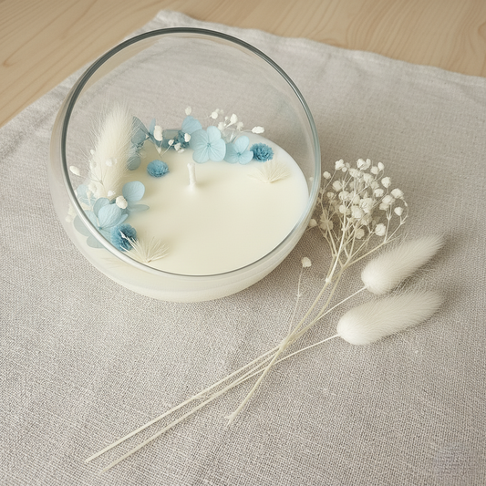 Candela artigianale in cera di soia naturale con fiori essiccati azzurri in contenitore di vetro