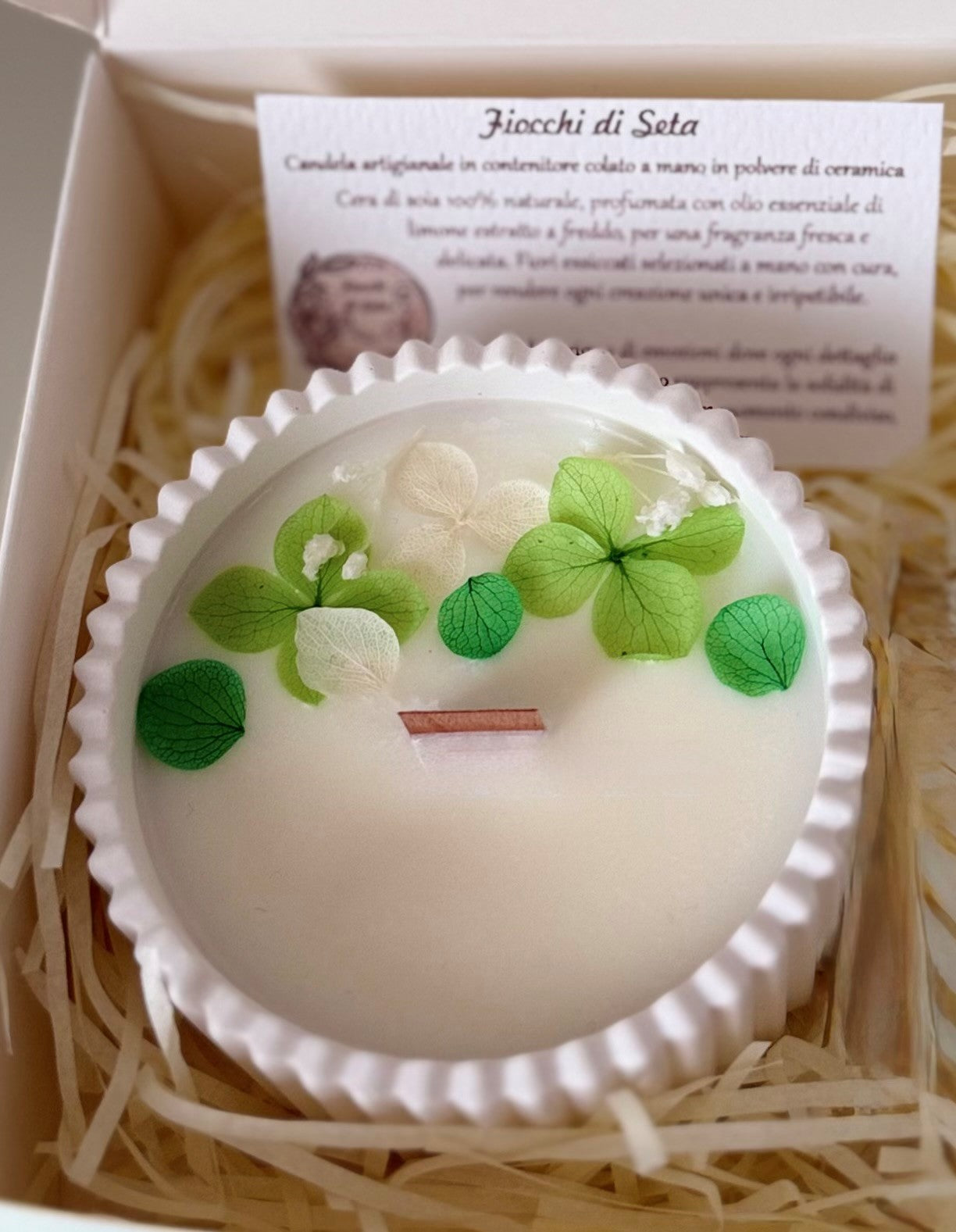 candela decorativa artigianale in cera di soia con fiori essiccati verdi in contenitore di resina minerale