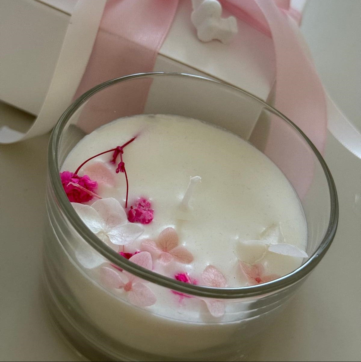 Candela artigianale decorativa in cera di soia, fiori essiccati rosa e contenitore in vetro 