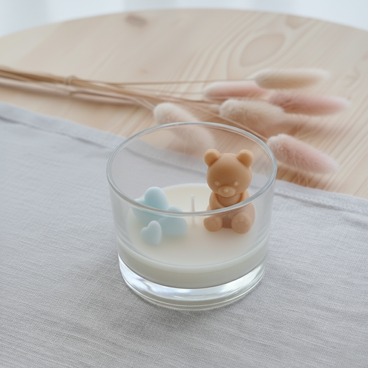 Candela decorativa in cera di soia con orsetto e cuori colorati azzurri, idea regalo per nascita o baby shower