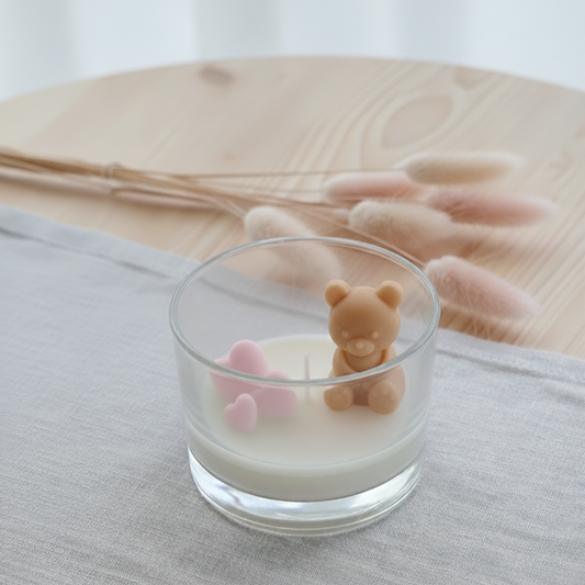 Candela decorativa in cera di soia con orsetto e cuori colorati rosa, idea regalo per nascita o baby shower
