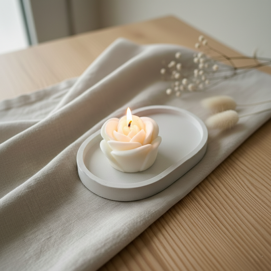 Candela decorativa artigianale in cera di soia a forma di rosa su  base rotonda in polvere di ceramica