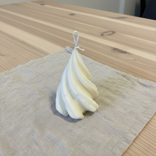 Candela artigianale in cera di soia naturale a forma di spirale, dal design sinuoso ed elegante, ideale per arredare la casa e creare atmosfera