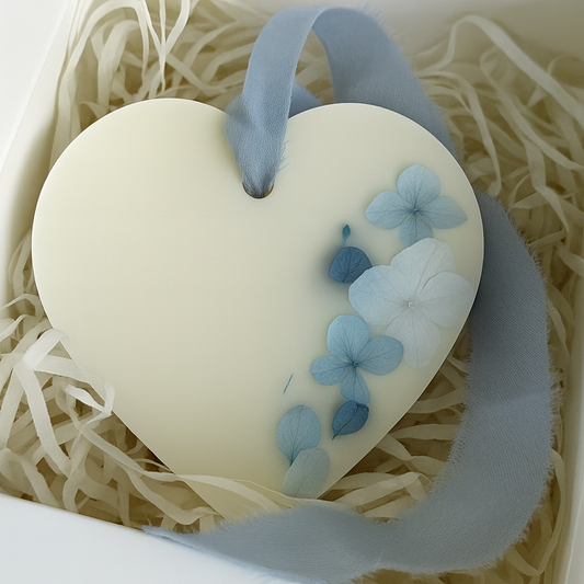 Cialda botanica profumata a forma di cuore in cera di soia con fiori secchi azzurri, ideale come profumatore per armadi e cassetti