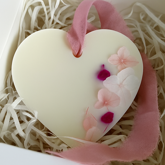 Cialda botanica profumata a forma di cuore in cera di soia con fiori secchi rosa, ideale come profumatore per armadi e cassetti