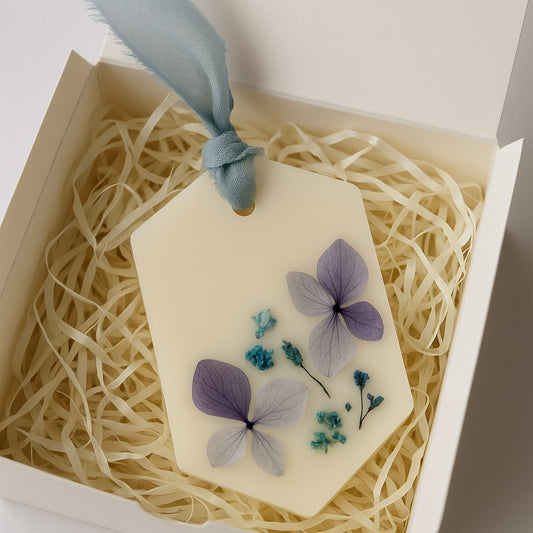 Cialda botanica profumata esagonale in cera di soia naturale con fiori secchi azzurri, ideale come profumatore per armadi e cassetti