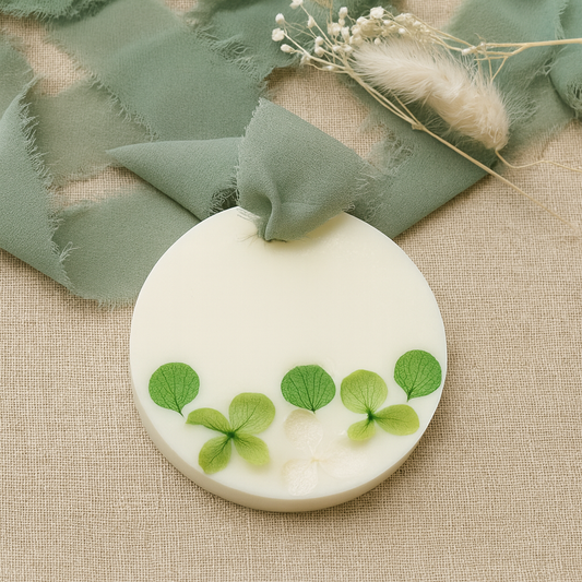 Cialda botanica profumata tonda in cera di soia naturale con fiori secchi verdi, ideale come profumatore per armadi e cassetti