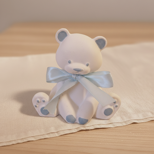 Orsetto decorativo artigianale in polvere di ceramica con dettagli azzurri e nastro in raso azzurro, ideale come regalo per nascita e baby shower.