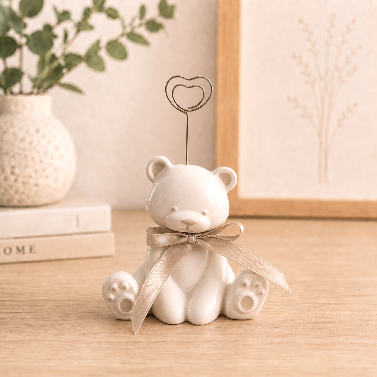 Portafoto orsetto in ceramica con clip a cuore e dettagli beige dipinti a mano, complemento d'arredo per cameretta, soggiorno e idea regalo originale.