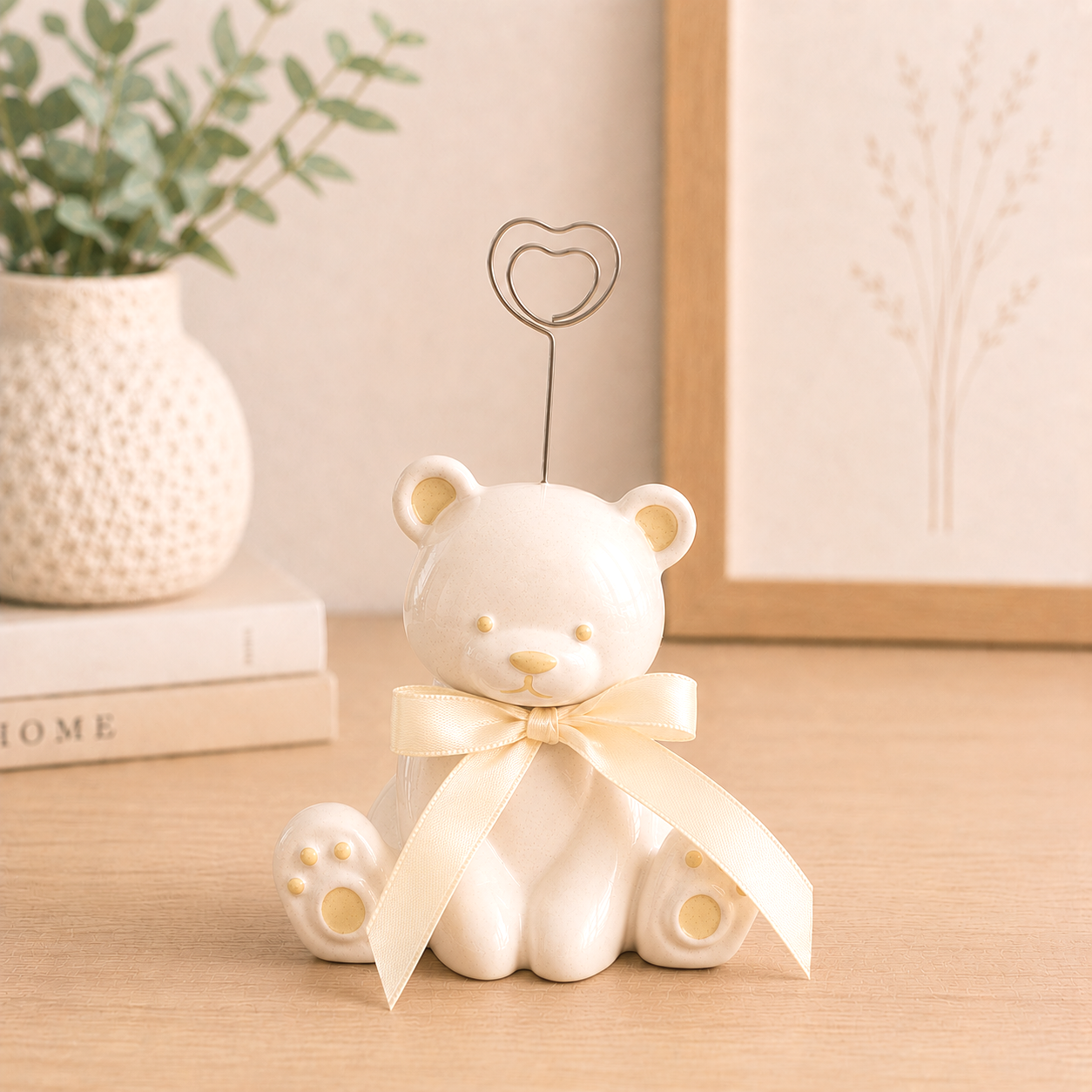 Portafoto orsetto in ceramica con clip a cuore e dettagli dipinti a mano, complemento d'arredo per cameretta, soggiorno e idea regalo originale.