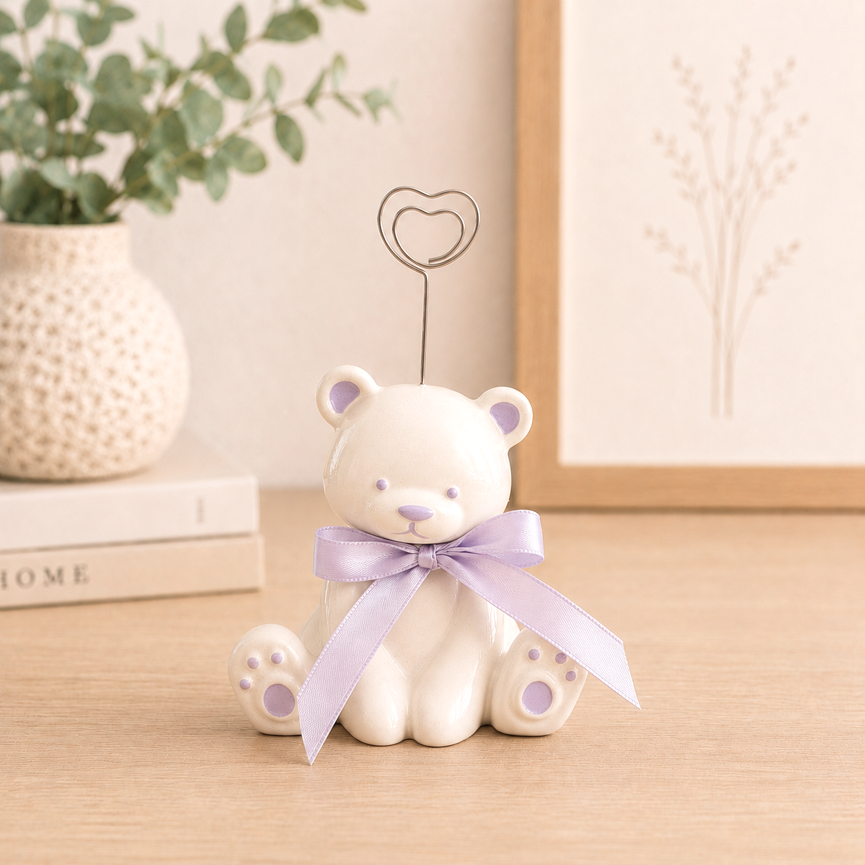 Portafoto orsetto in ceramica con clip a cuore e dettagli lilla dipinti a mano, complemento d'arredo per cameretta, soggiorno e idea regalo originale.