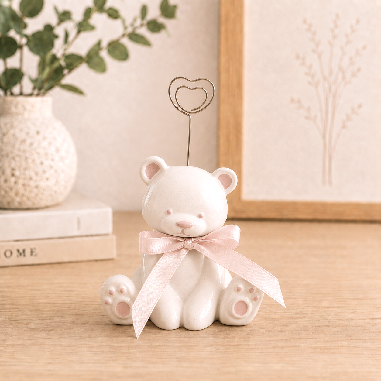 Portafoto orsetto in ceramica con clip a cuore e dettagli rosa dipinti a mano, complemento d'arredo per cameretta, soggiorno e idea regalo originale.