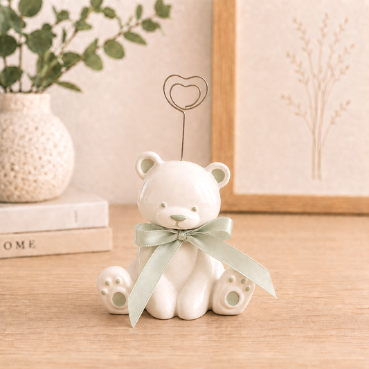 Portafoto orsetto in ceramica con clip a cuore e dettagli verdi dipinti a mano, complemento d'arredo per cameretta, soggiorno e idea regalo originale.
