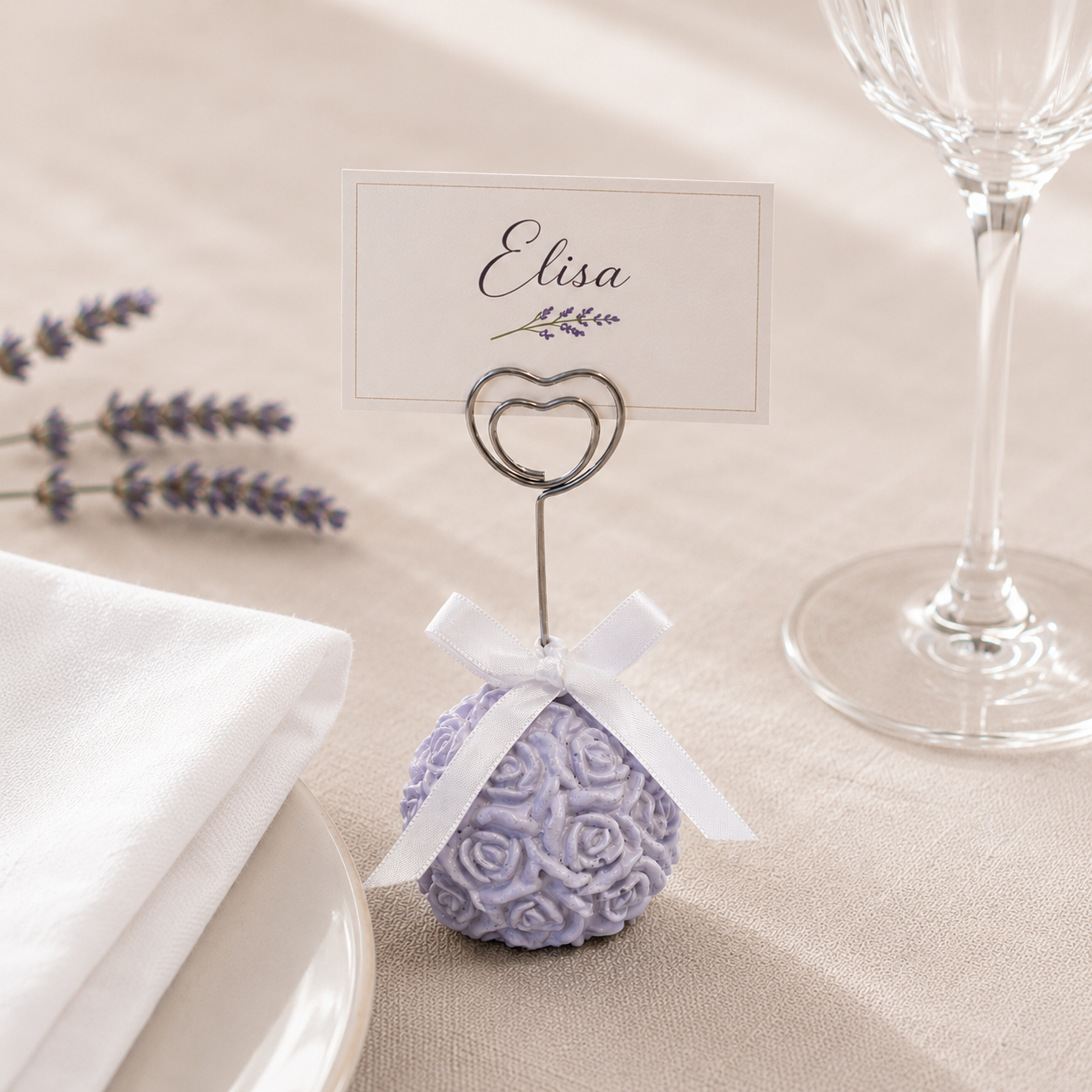 Segnaposto artigianale in polvere di ceramica a forma sferica con motivo di rose in rilievo, ideale per matrimoni, battesimi, comunioni ed eventi speciali.