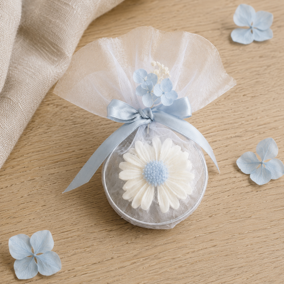segnaposto a forma di margherita n cera di soia, con dettagli azzurri ideale per matrimoni, battesimi, comunioni ed eventi speciali