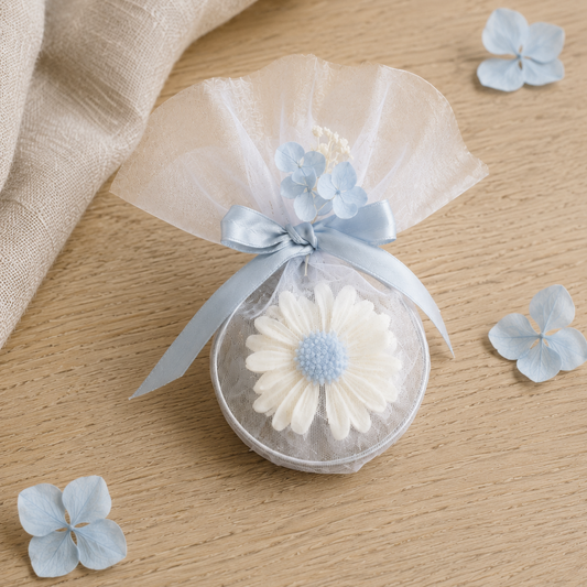 segnaposto a forma di margherita n cera di soia, con dettagli azzurri ideale per matrimoni, battesimi, comunioni ed eventi speciali