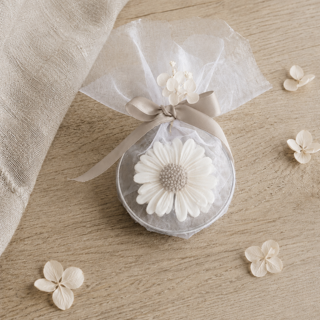 segnaposto a forma di margherita n cera di soia, con dettagli beige ideale per matrimoni, battesimi, comunioni ed eventi speciali